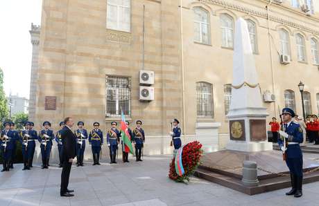 Ilham Aliyev visite le monument érigé à la gloire de la République démocratique d’Azerbaïdjan